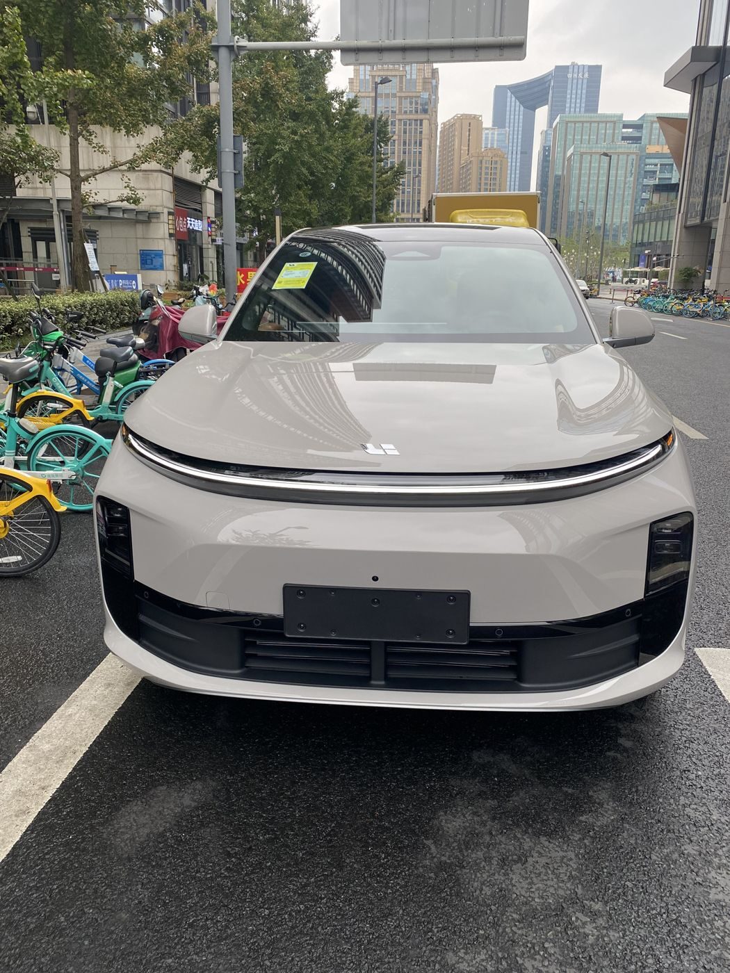 完美真人 MEGA 高压纯电 MPV